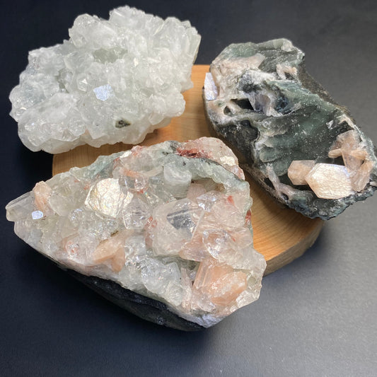 魚眼共生粉沸石 Apophyllite & zeolite